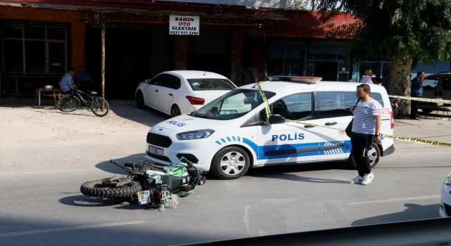 Adana’da yayaya ve minibüse çarpan motosikletin sürücüsü öldü