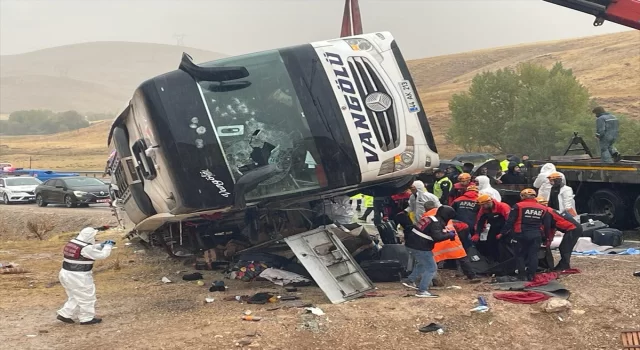 GÜNCELLEME Sivas’ta yolcu otobüsü devrildi, 4 kişi öldü, 34 kişi yaralandı