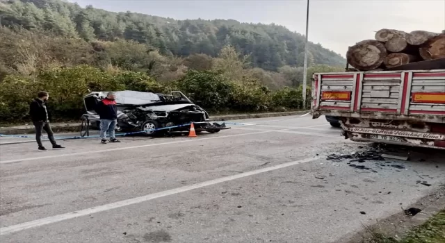 Karabük’te park halindeki kamyona çarpan minibüste 1 kişi öldü