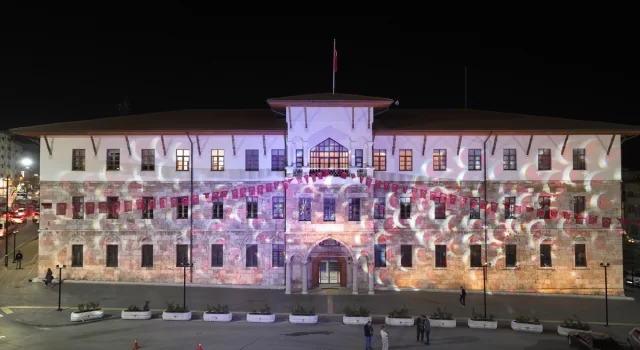 Sivas’ta Cumhuriyet’in 100. yılı dolayısıyla tarihi binalarda ışık gösterisi yapılıyor