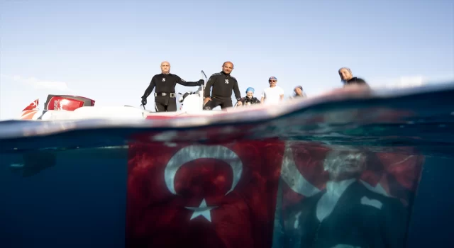 İzmir’de dalgıçlar 9 Eylül vapuru batığında Türk bayrağı açtı