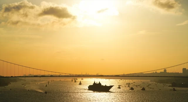 İstanbul Boğazındaki Türk donanma tarihinin en büyük resmigeçidi tamamlandı