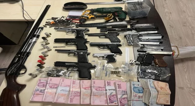 İzmir’de yasa dışı silah ticareti yapan 4 kişi tutuklandı
