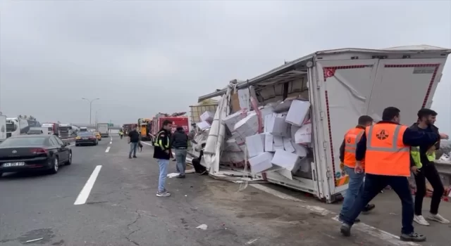 İstanbul TEM Otoyolu’nda tıra çarpan kamyon yola devrildi