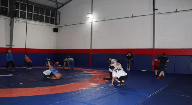 Erzurum’daki Aile ve Sosyal Hizmetler Spor Kulübünde geleceğin güreşçileri yetiştiriliyor