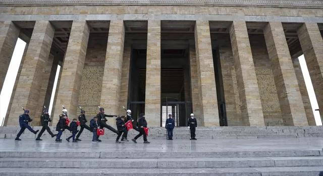 Iğdır’da Anıtkabir’de tutulan Ata’ya saygı nöbetini canlandıran öğrenciler Ankara’da