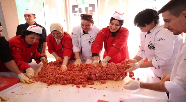 Adana’da ”14. Tescilli Adana Kebabı Eğitimi”ni tamamlayan kursiyerler sertifika aldı