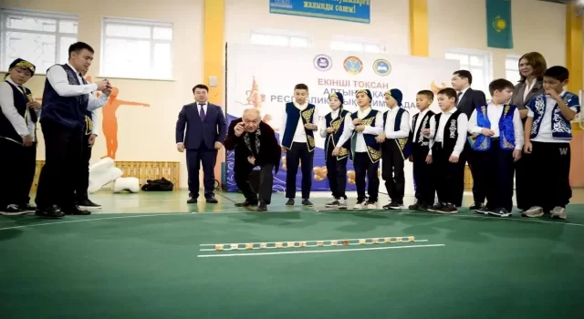 Kazakistan’da 2 milyon kişi aynı anda geleneksel ”asık atu” oyununu oynadı