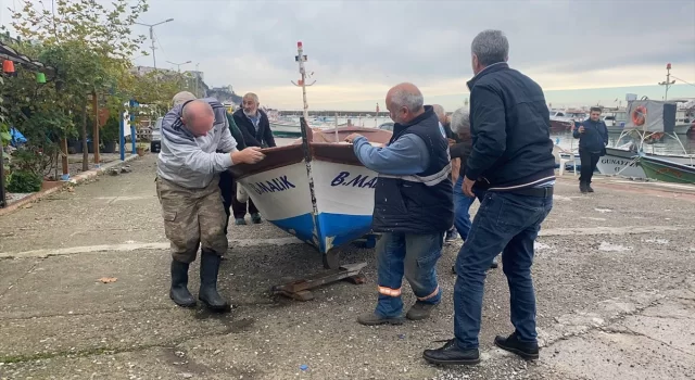 Zonguldak’ta balıkçılar hafta sonu beklenen fırtına öncesinde tedbir aldı