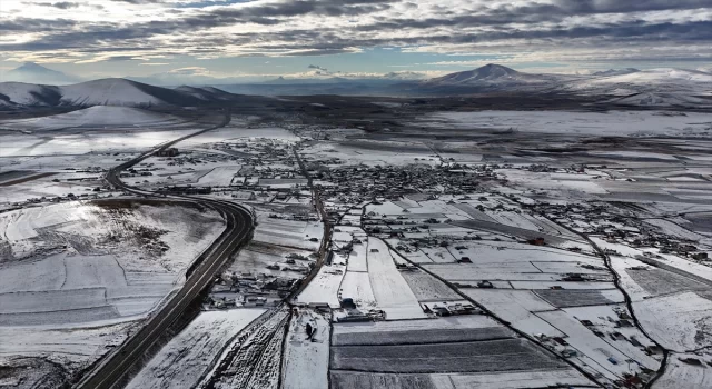 Kars’ta beyaza bürünen yerleşim yerleri dron ile görüntülendi