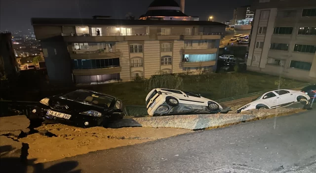 Bursa’da istinat duvarının yıkılmasıyla oluşan boşluğa düşen 4 araç zarar gördü