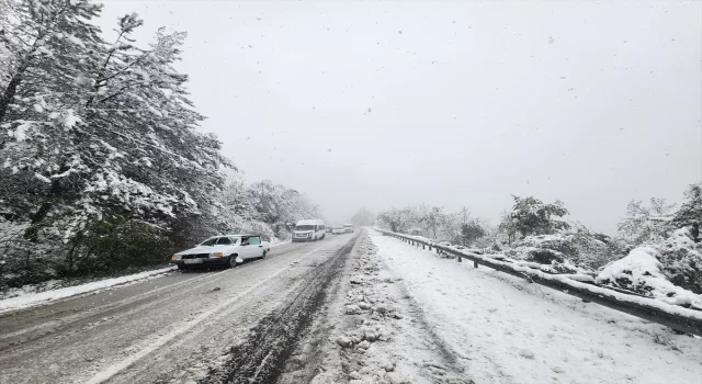 Kar yağışı OrhaneliBursa kara yolunda ulaşımda aksamalara neden oluyor