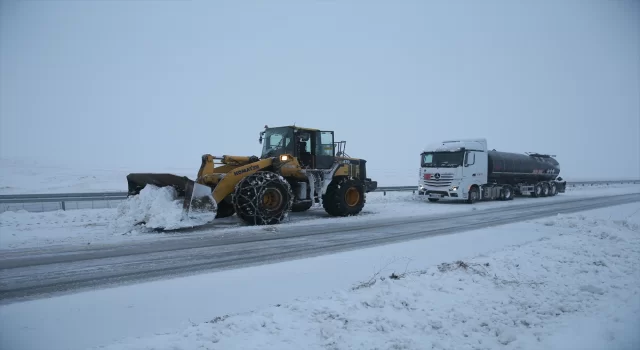 Kars ve Ardahan’da yollarda mahsur kalan 38 araç kurtarıldı