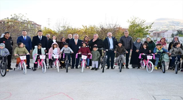 Malatya’da depremzede çocuklara bisiklet dağıtıldı