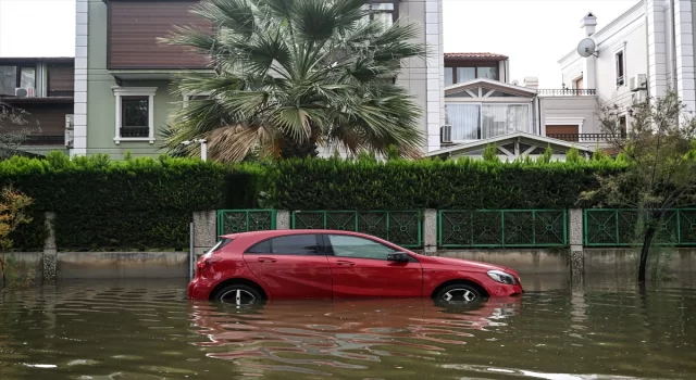 GÜNCELLEME 2 İzmir’de deniz taştı, sokaklar su altında kaldı