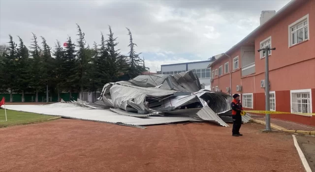 Kırşehir’de kuvvetli rüzgar sebebiyle kopan çatı stadın atletizm pistine düştü