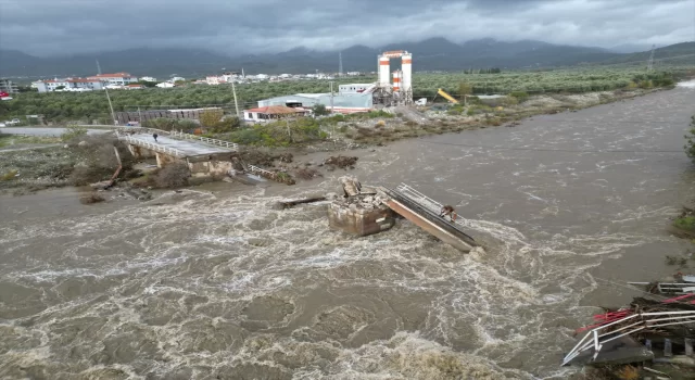 Balıkesir Edremit’te daha önce bir bölümü yıkılan köprü son yağışta tamamen çöktü