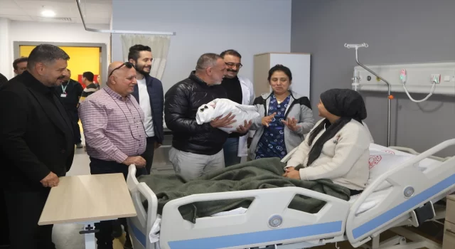 Defne Devlet Hastanesi’nde doğan ilk bebeğe ”Mehmet” adı verildi