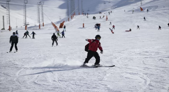 Sezona başlayan Palandöken ilk günden kayakseverlerle doldu
