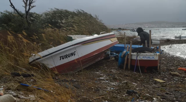 Ayvalık’ta fırtınayla gelen sağanak denizi taşırdı, balıkçı tekneleri battı