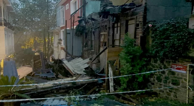 Sarıyer’de 3 katlı metruk ahşap bina yağışın da etkisiyle çöktü 