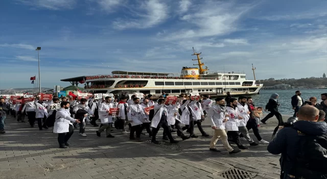 İstanbul’da hekimler Gazze için sessiz yürüyüş düzenledi