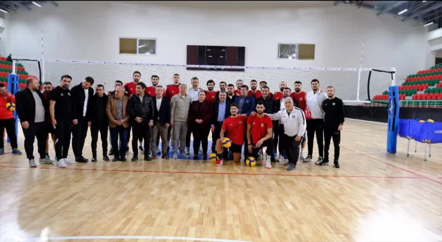 Şırnak Valisi Atay, Cizre Belediyespor Erkek Voleybol Takımı’nı antrenmanda ziyaret etti