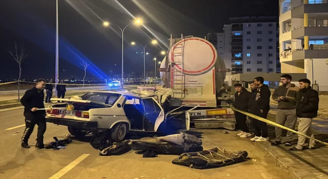 Adana’da park halindeki tıra çarpan otomobildeki 1 kişi öldü, 4 kişi yaralandı