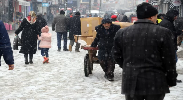 Ağrı ve Kars’ta kar yağışı etkili oluyor