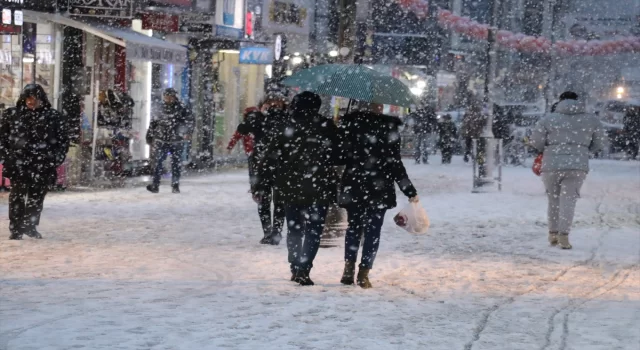 Kars’ı Iğdır ile Ardahan’a bağlayan kara yolları kar ve tipi sebebiyle tır trafiğine kapatıldı