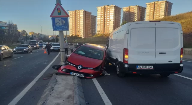 Maltepe’de iki aracın çarpıştığı kaza sebebiyle trafik yoğunluğu oluştu