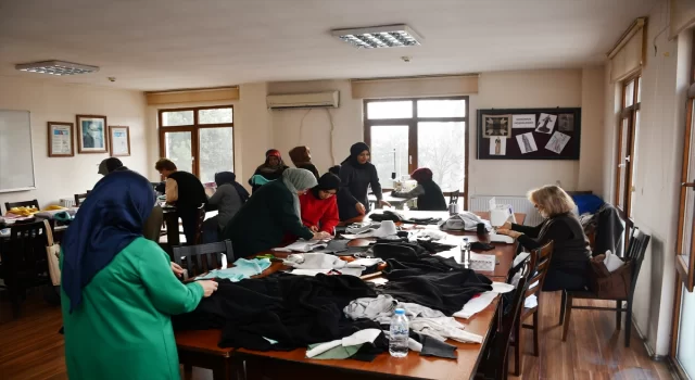 Karabük’te kursiyerler Filistinli çocuklar için bin eşofman takımı dikti