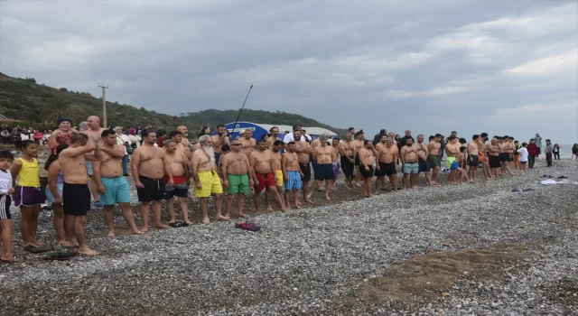 Mersin’de çevre gönüllüleri yılın ilk gününde denize girdi