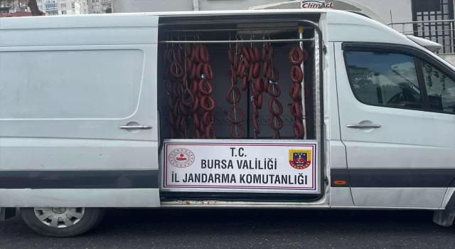 Bursa’da akaryakıt istasyonunda minibüste sucuk yıkanmasına ilişkin 2 kişi yakalandı