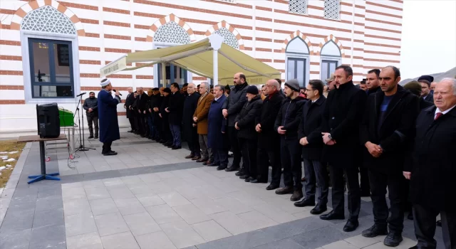 Binali Yıldırım, Erzincan’da yakınının cenaze törenine katıldı
