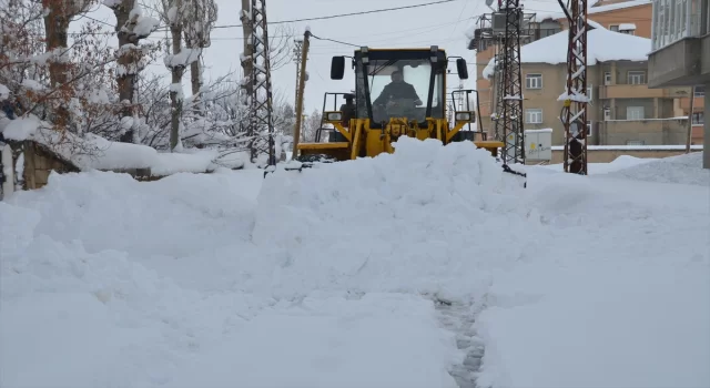 Yüksekova’da araçlar ve tek katlı evler karla kaplandı