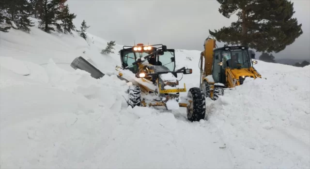 Kar kalınlığının 1,5 metreye ulaştığı Kars’taki köylerde yol açma çalışmaları sürüyor