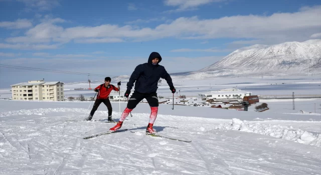 Bitlisli kayakçılar, altın madalya hedefiyle dondurucu soğukta antrenman yapıyor
