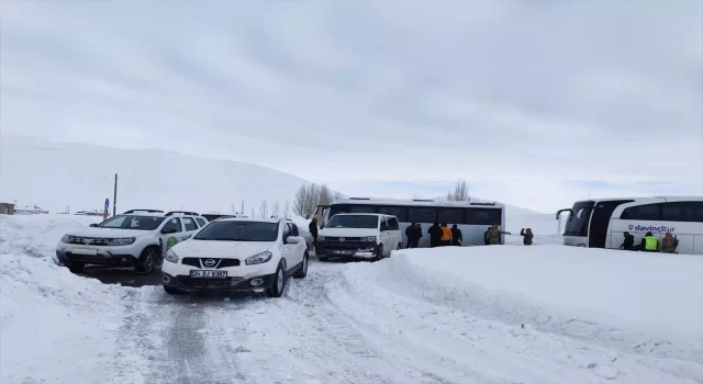 AğrıVan kara yolunda kar ve tipi ulaşımı aksatıyor