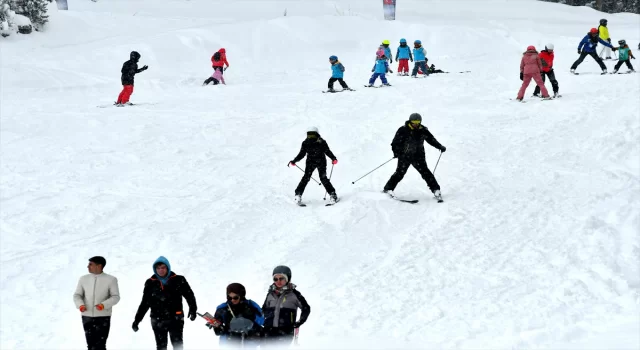 Sarıkamış Kayak Merkezi’nde kar altında kayak keyfi