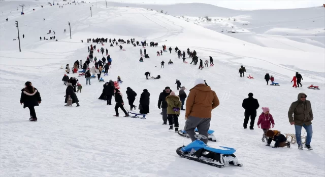 Bitlis’teki kayak merkezinde yarıyıl tatili yoğunluğu yaşanıyor
