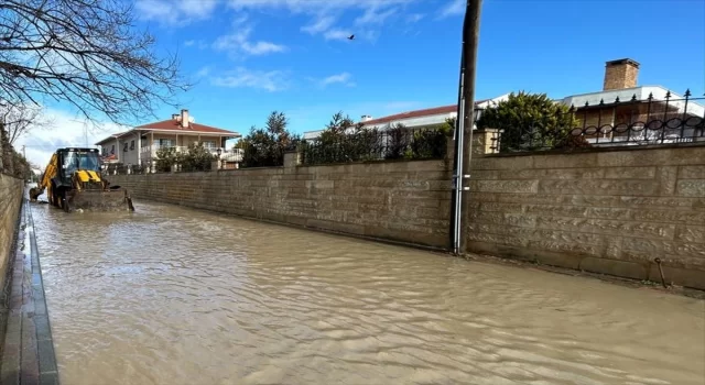 Silivri’de taşan dere sebebiyle sokakları ve bahçeleri su bastı