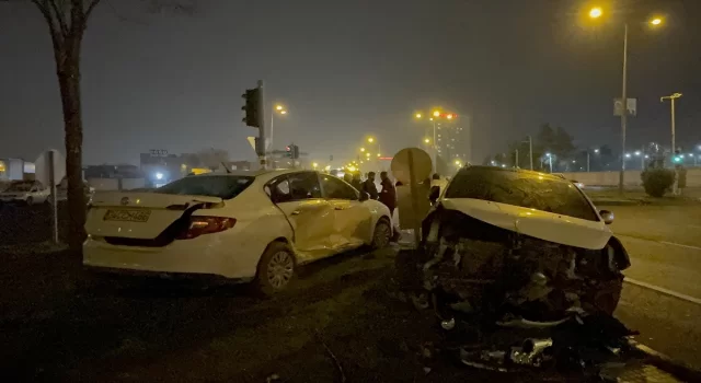 Diyarbakır’da 2 otomobilin çarpışması sonucu anne ve çocuğu yaralandı