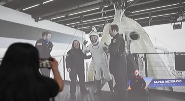 Türkiye’nin ilk astronotu Gezeravcı’nın da içinde yer aldığı Ax3 ekibi Dragon kapsülünden çıkarıldı