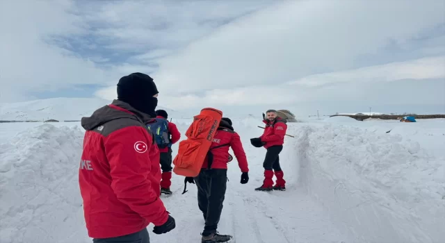 Van’da sağlık ekipleri rahatsızlanan hastaya ulaşmak için karda 2,5 kilometre yürüdü
