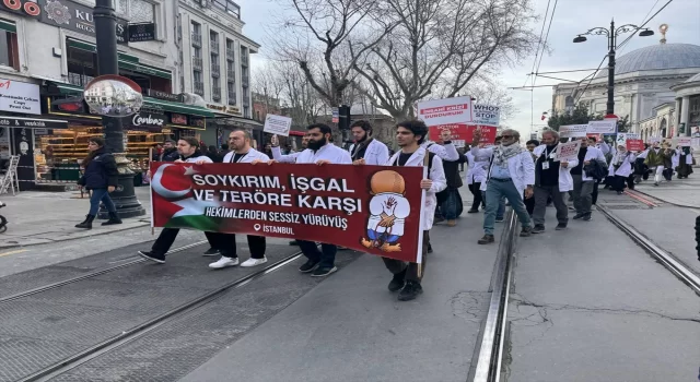 İstanbul’da doktorlar, Gazze’ye destek için sessiz yürüyüş düzenledi