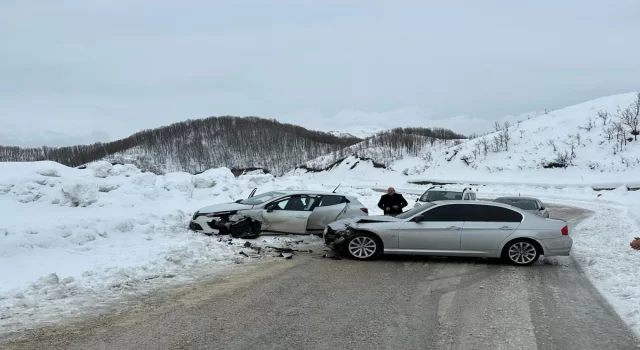 Tunceli’de 2 otomobilin çarpıştığı kazada 3 kişi yaralandı