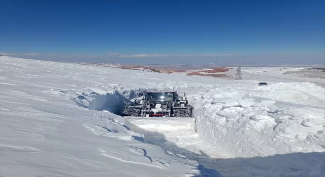 Hakkari’de karla mücadele çalışmaları devam ediyor