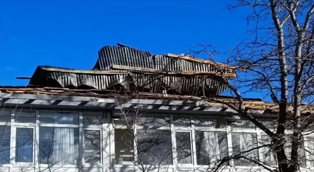 Kars’ta şiddetli rüzgar sebebiyle çatılar zarar gördü 