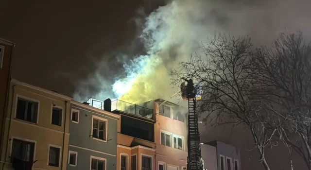 Fatih’te 2 ahşap binada çıkan yangında 1 kişi dumandan etkilendi